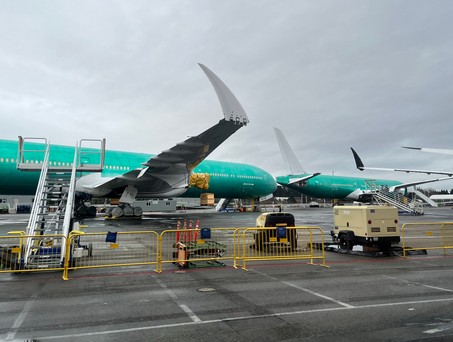 Boeing 777X auf dem Gelände in Everett: Immer mehrr fertige Flugzeuge stehen geparkt am Boden.