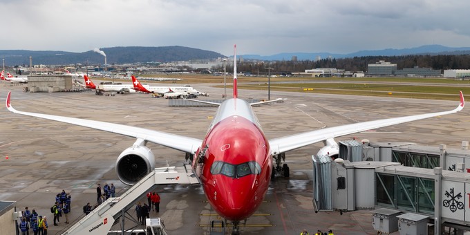 Der Airbus A350 am Gate, wo er von Mitarbeitenden begrüßt wurde.