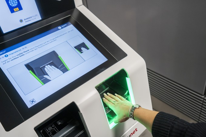Unter anderem werden vier Fingerabdrücke erfasst.