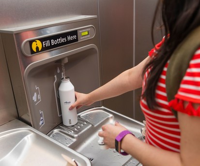 Flasche im Wasserspender: Vor dem Flug bitte auffüllen.
