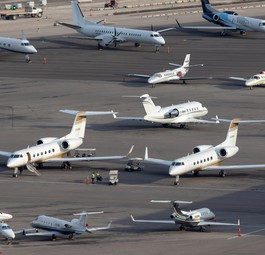 Businessjets und Kleinflugzeuge auf einem US-Airport: Der Haushaltsstreit hat jetzt auch Auswirkungen auf die Allgemeine- und Geschäftsluftfahrt.