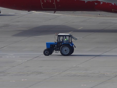 Blauer Traktor am Flughafen Novosibirsk: Drei Flugzeuge mussten durchstarten. 