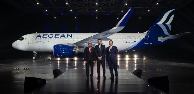 Vor dem Airbus A320 Neo im neuen Design (von links): Airline-Chef Gerogiannis, Griechelands Premierminister Mitsotakis und Aegean-Präsident Vassilakis.