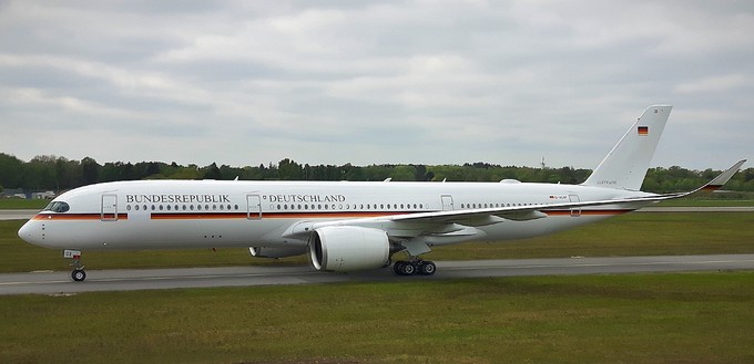 Der erste Airbus A350 der Flugbereitschaft nach der Landung  am Flughafen Hamburg.