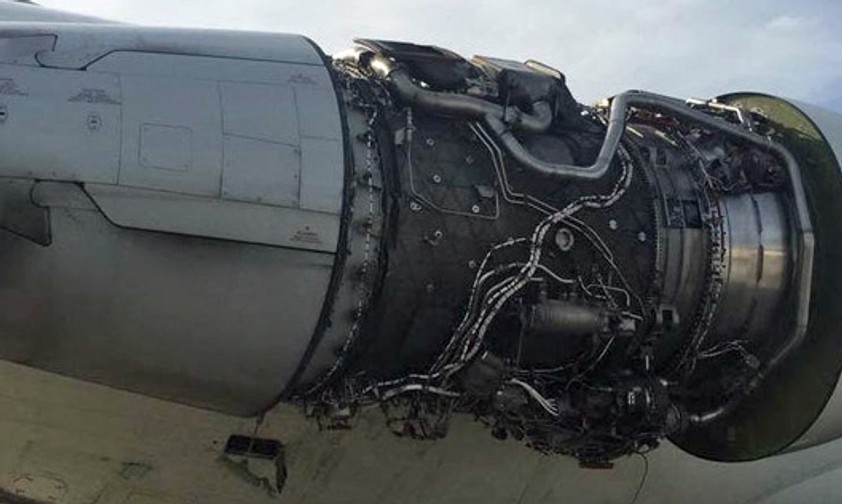 Boeing 717 verliert im Flug Triebwerksverkleidung