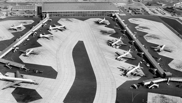 Der Flughafen Kopenhagen Kastrup war bereits in den Sechzigerjahren belebt. SAS beauftragte 1960 den Architekten Arne Jacobsen in der Stadt ein Hotel samt Abfertigungsbereich zu bauen. Ein Novum für damals.