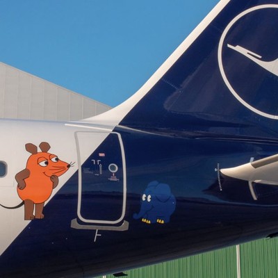 Airbus A321 D-AIRY von Lufthansa: Ist mit Maus und Elefant geschmückt.