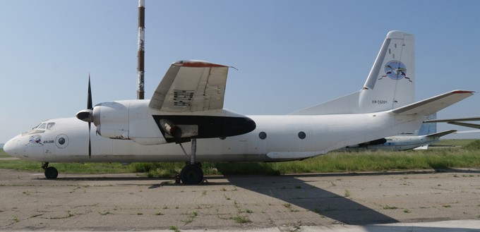 Für Luftfahrtenthusiasten bietet diese Veranstaltung jedoch die einmalige Gelegenheit, einen Blick auf die zahlreich abgestellten Sowjetflugzeuge zu werfen. Hier eine Antonov An-26.