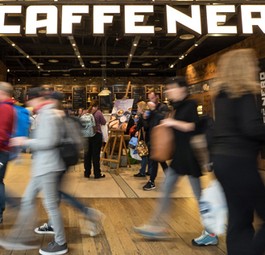 Café in Heathrow: Flughafen, Einzelhändler und Gastronomen wollen Müll vermeiden.
