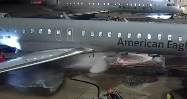 Flugzeug von American Eagle am Flughafen Dallas: Die Betankung ging schief.