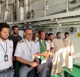 Das Personal von Saudi Arabaien Airlines an Bord eines Schiffes: Die Maschine wird im Sudan beschossen.
