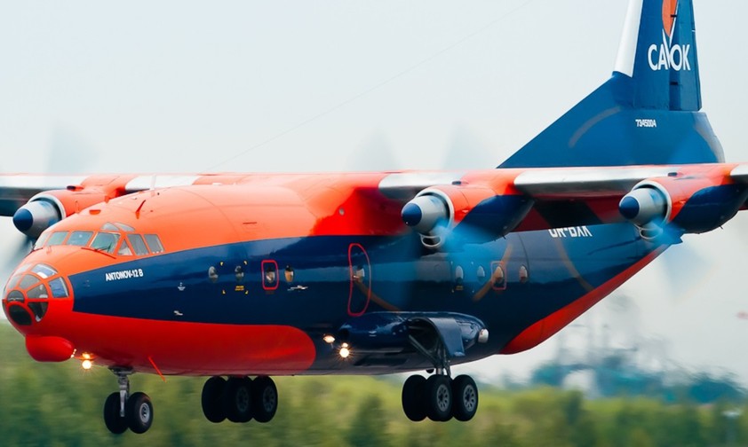 An-12 von Cavok Airlines: Die orangene Lackierung sticht direkt ins Auge.