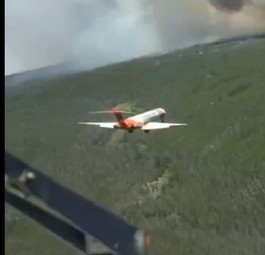 MD-87 im Einsatz: Sie kann dank ausgefahrenem Fahrwerk langsamer und präziser löschen.