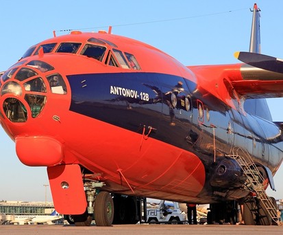 Antonov An-12B vo Cavok Airlines: Robuster Hochdecker.