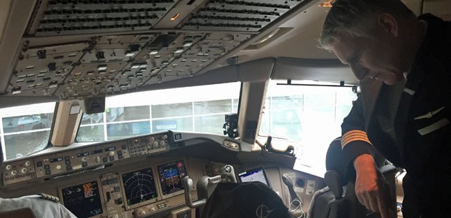 Ein Blick ins Cockpit des neuen Fliegers: Seit Monaten werden die Piloten umgeschult.