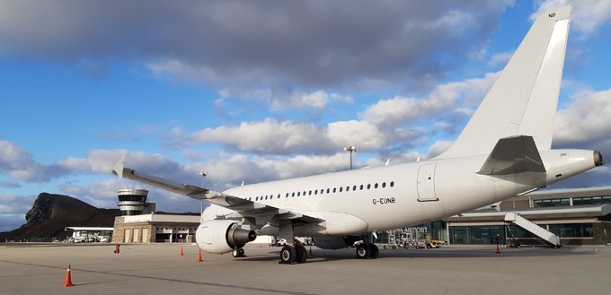 ... die Charterairline Titan Airways. Die fliegt die Maschine mit dem gleichen Kennzeichen weiter - und landete schon auf St. Helena. Der zweite A318 wird wegen der Corona-Krise ausgeflottet.