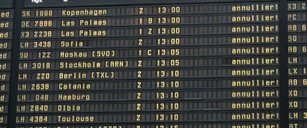 Anzeigetafel am FLughafen: Annuliert, annuliert, annuliert.
