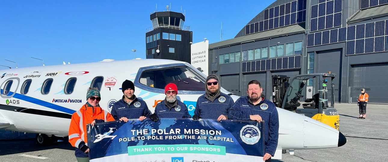Das Team der Classic Lear Jet Foundation vor ihrem Fluzgzeug: In fünf Tagen sind die Piloten um beide Pile geflogen.