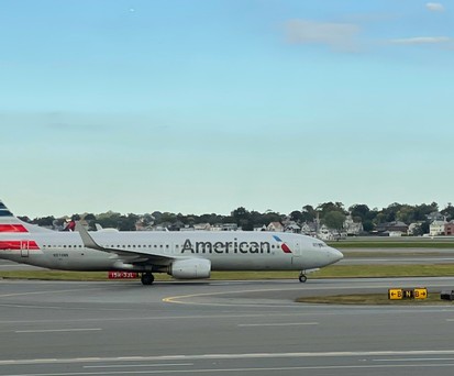 Boeing 737 von AMerican Airlines in Boston: Jetzt werden massenweise Flüge gestrichen.
