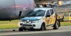 Ein Sicherheitsfahrzeug steckt in einem Triebwerk eines A320 fest: Der Fahrer wurde leicht verletzt.