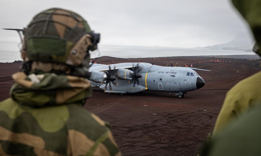 Airbus A400M der Roal Air Force nach der Landung in Jan Mayen: Mit dem Transporter wurden Nato-Kontingente in die Arktis verlegt.