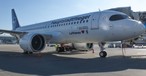 Lufthansas Airbus A320 Neo mit dem Kennzeichen D-AINZ und Spezialbeklebung in der Münchner Sonne: Der Jet ...