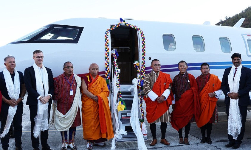 Pilatus PC-24 am Flughafen Paro: Vertreter von Pilatus und Bhutan bei der Übergabe des Jets. 