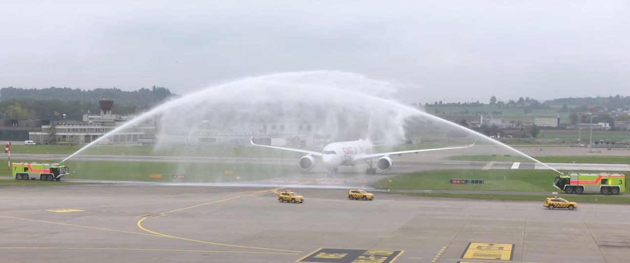 Flughafen Zürich: Wassersalut für den ersten Airbus A350 von Swiss.