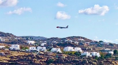 Flugzeug im Anflug auf Mykonos: Im Sommer ist hier besonders viel los. 