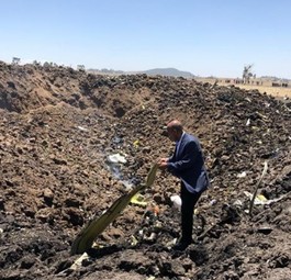 Der damalige Chef von Ethiopian Airlines besucht die Unfallstelle: Neue Vorwürfe an Boeing.