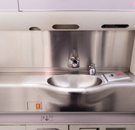 Wasserhahn im Flugzeug-WC: Trinken verboten.
