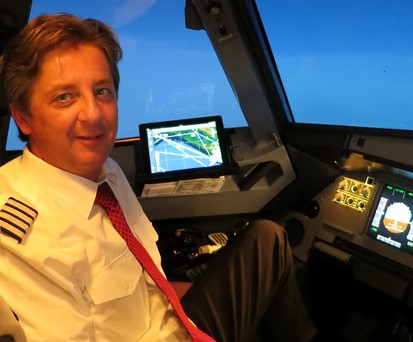 Georg Schwarz im Cockpit: 30 Jahre Berufserfahrung.