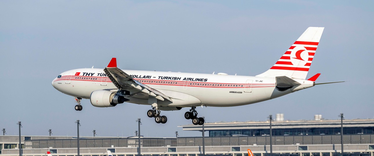 Ein Airbus A330-200 von Turkish Airlines landet am Flughafen BER: Turkish Airlines setzt am meisten Langstreckenflugzeuge innerhalb Europas ein.