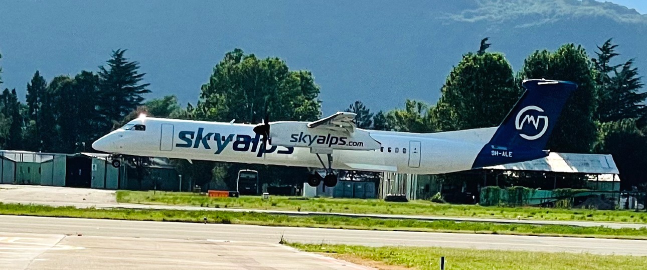 Dash 8 von Sky Alps bei der Landung in Bozen: Nach Zürich geht es nicht mehr.