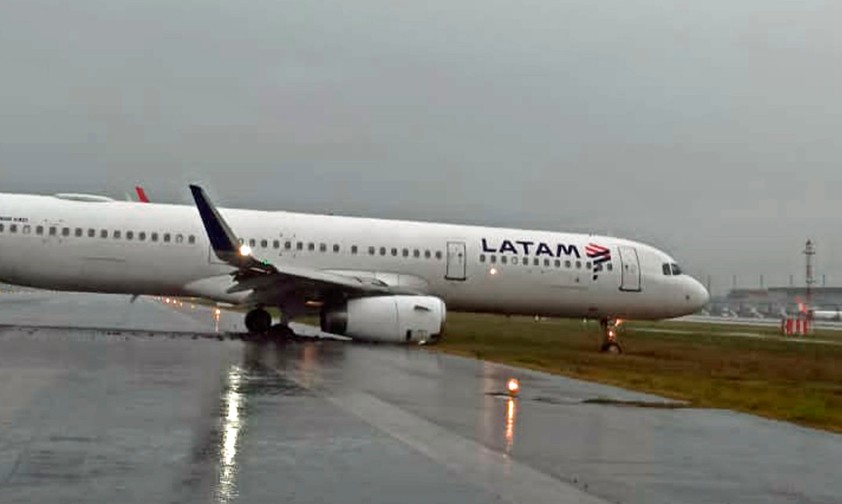 Der Airbus A321 von Latam kam neben der Piste zum Stillstand.