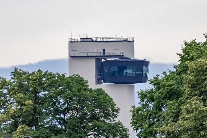 3. Rang: Der neue Kontrollturm von Terminal 3 in Frankfurt (Vorfeldkontrolle) - ein Klotz mit einer Kanzel. 11,5 Prozent der Stimmen.