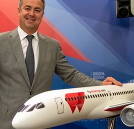 Geschäftsführer Evgeny Klyucharev mit Airbus-A220-Modell: Es wird beim Modell bleiben.