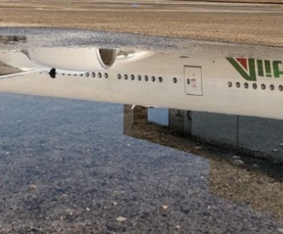 Flieger von Alitalia spiegelt sich in einer Pfütze: Wer bekommt die Fluggesellschaft?