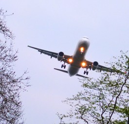 Jet im Landeanflug: Drohen im Sommer 2022 wieder Verspätungen?