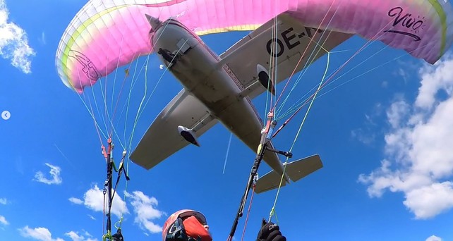 Der Moment vor dem Absturz: Die Cessna kollidiert mit dem Gleitschirm.