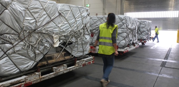 Diese Paletten mit Medikamenten werden aufs Vorfeld zum Flugzeug gefahren, wo sie verladen werden.