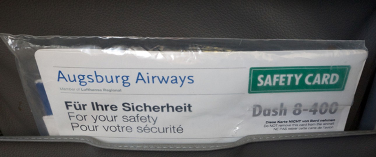 Sicherheitsanweisungen auf einer Dash 8-400 von Augsburg Airways: Neue Strecke.