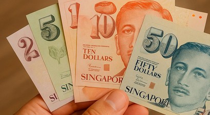 Singapur Dollar: Wer im Stadtstaat abfliegt, muss künftig zahlen.