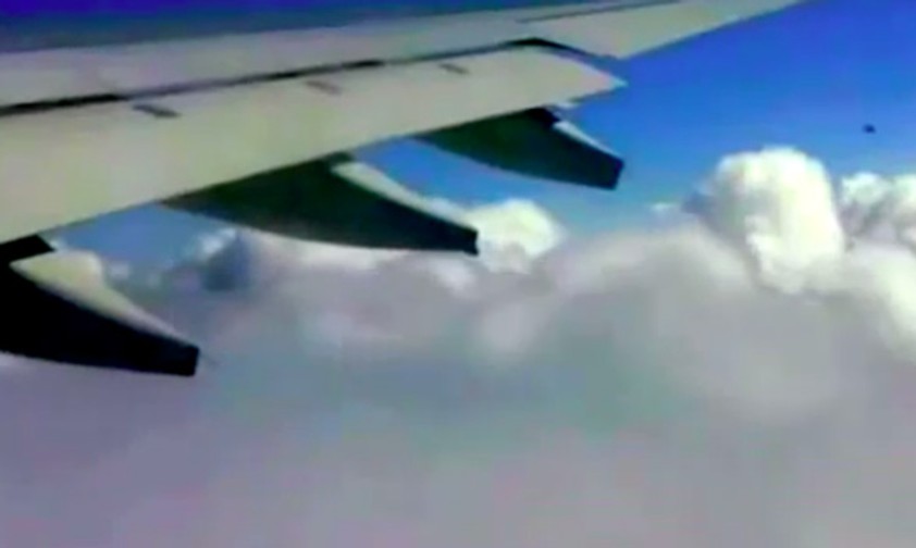 Oben rechts im Bild: Ein Ufo oder doch nur ein Flugzeug aus einer ungewöhnlichen Perspektive?