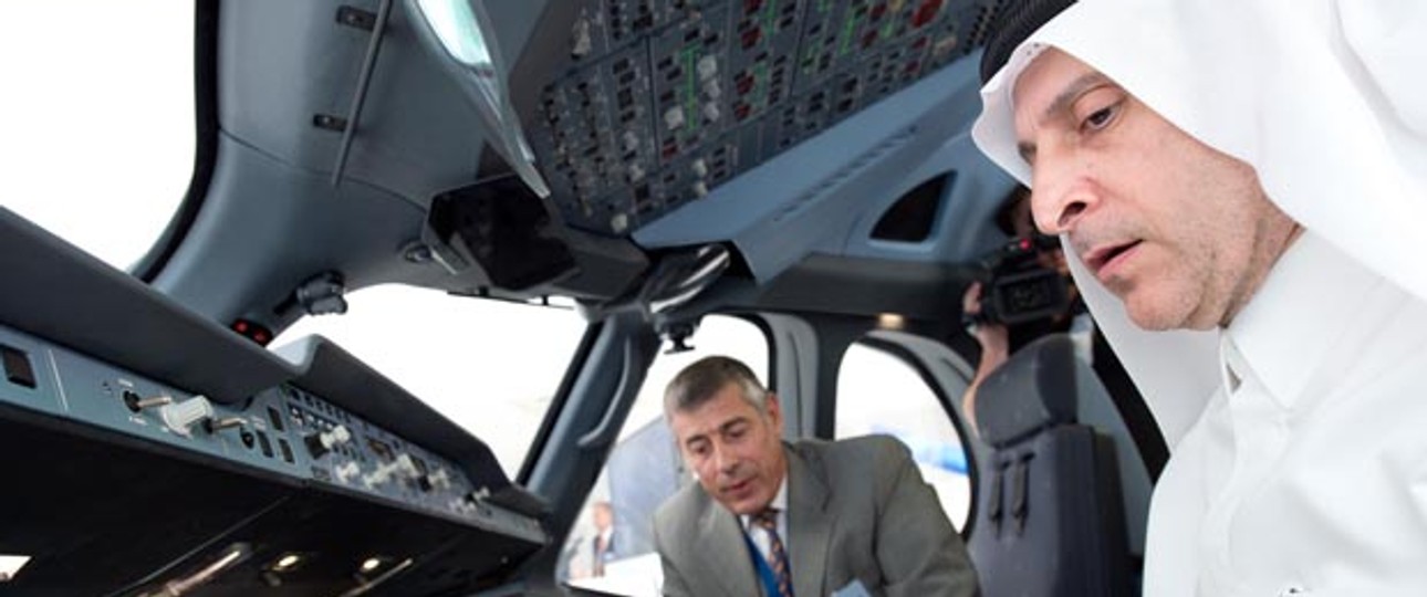 Akbar Al Baker im Cokcpit eines Airbus A350: Der Qatar-Chef muss bis zum Ersteinsatz noch etwas warten.