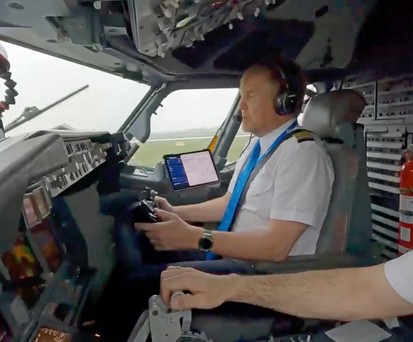 König Willem-Alexander bei seinem letzten Flug mit einer Boeing 737: Er lässt sich nochmals umschulen.