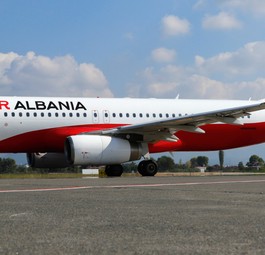 Ein Airbus A320 von Air Albania (Archivbild): Die Fluglinie nutzt bald auch eine Boeing 737.