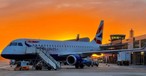 Eine British-Airways-Embraer am Flughafen London City: Die Tochter Cityflyer muss Strafe zahlen, wenn sie weiterhin zu früh landet.
