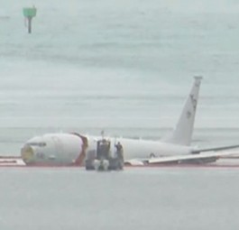Militärische Boeing 737 treibt vor Hawaii in Meeresbucht