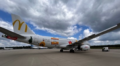 Airbus A320 von Leav Aviation: Das Flugzeug wird bis Ende September zum McDonalds-Flugzeug.